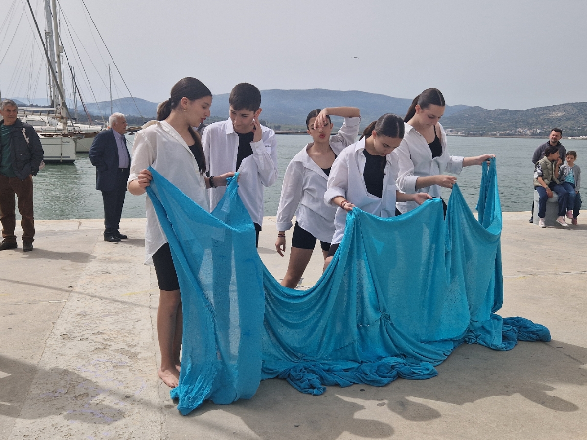 Ο καμβάς της ειρήνης της Κύπριας ποιήτριας Κυριακής Δράκου ξεδιπλώθηκε στην παραλία του Βόλου