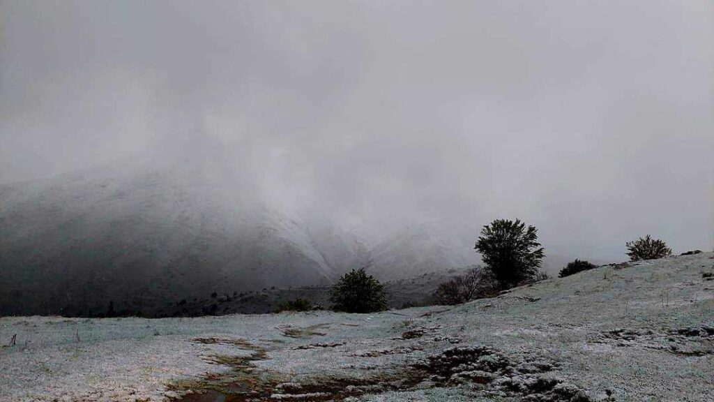 «Ανοιξιάτικο» χιόνι στα ορεινά της Καρδίτσας